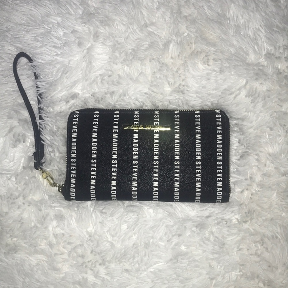 Classic Steve Madden Wallet Wristlet - Picture 1 of 2